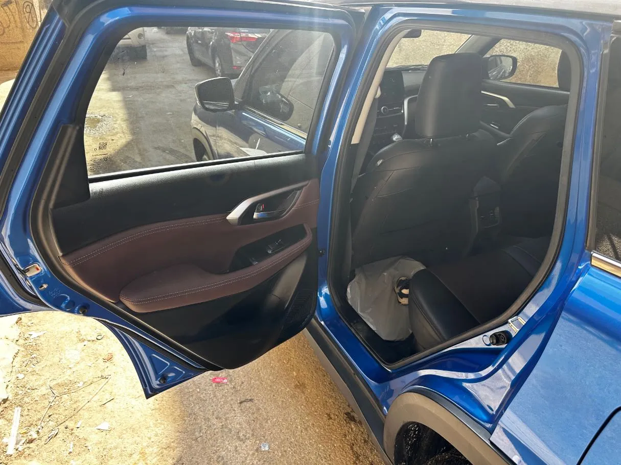 Car image 14