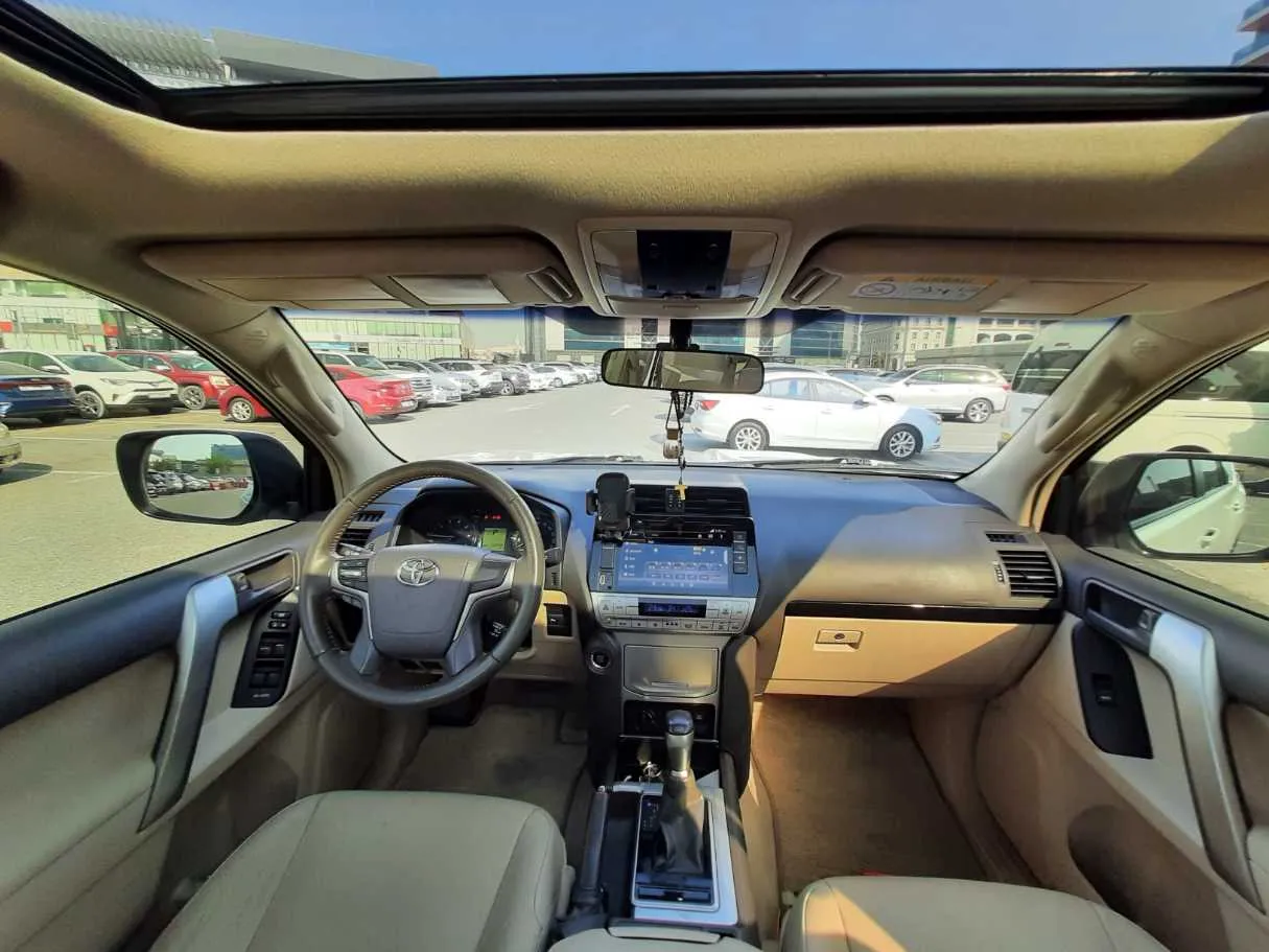 Car image 17