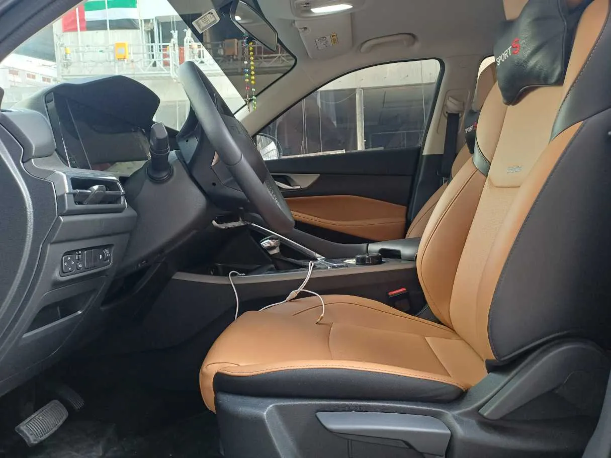 Car image 12