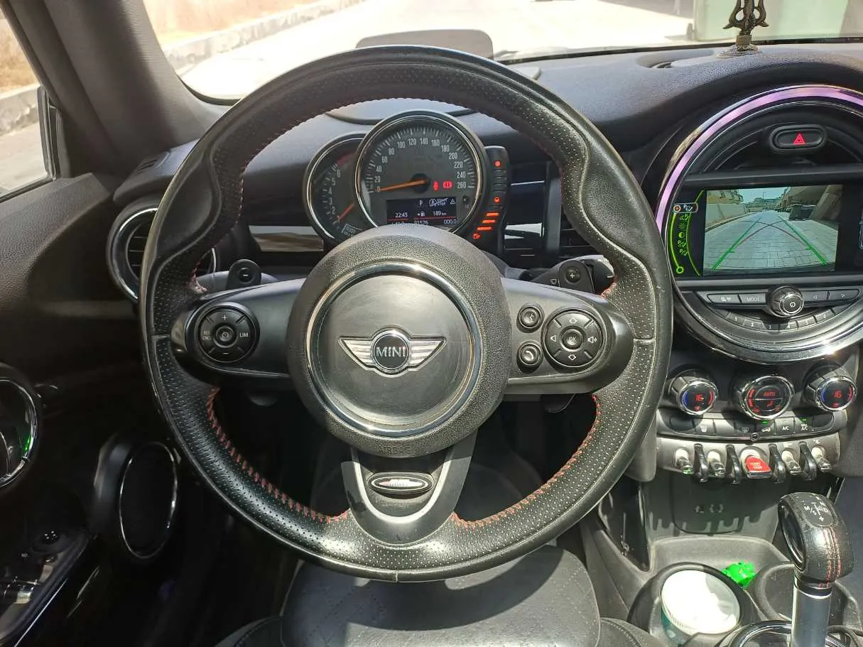 Car image 14