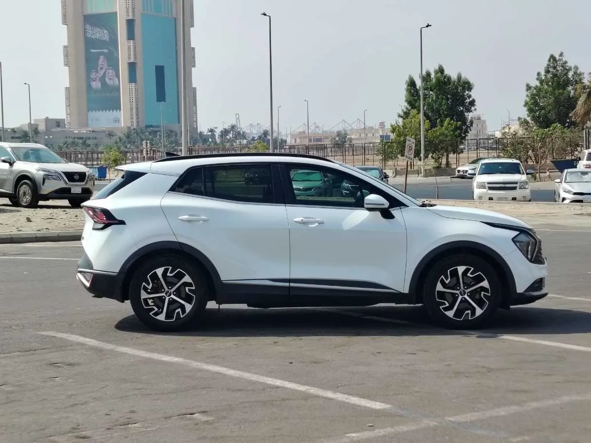 Car image 4