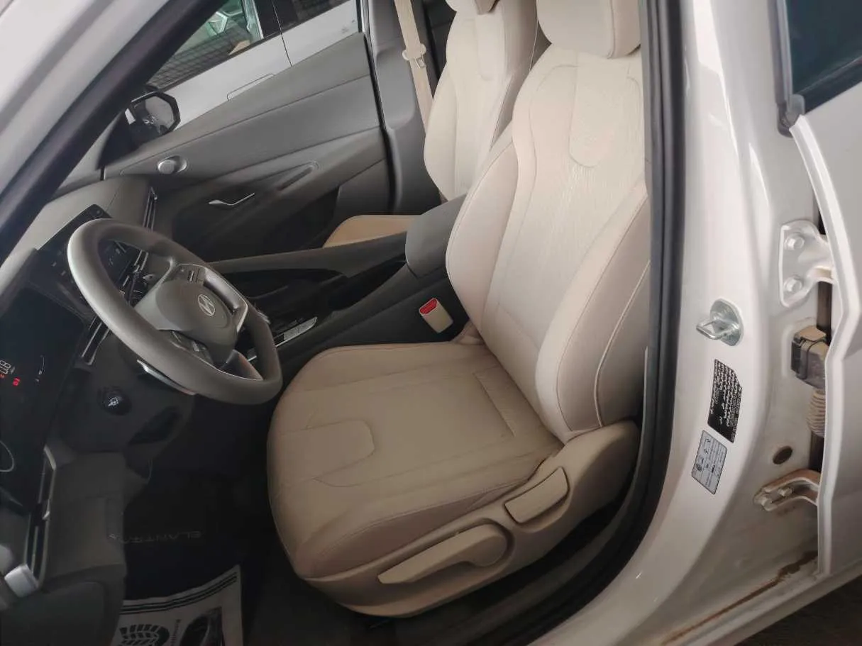 Car image 13