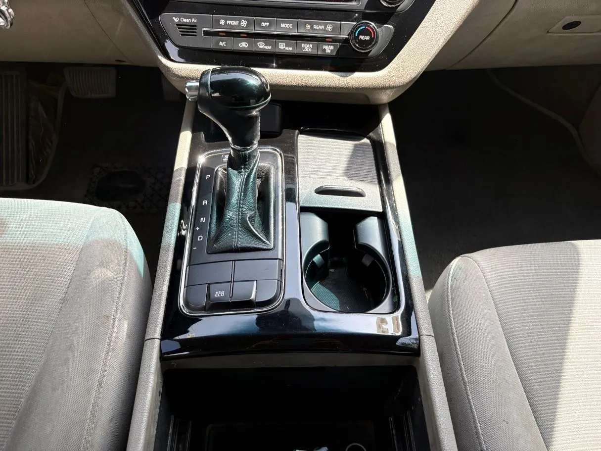 Car image 18