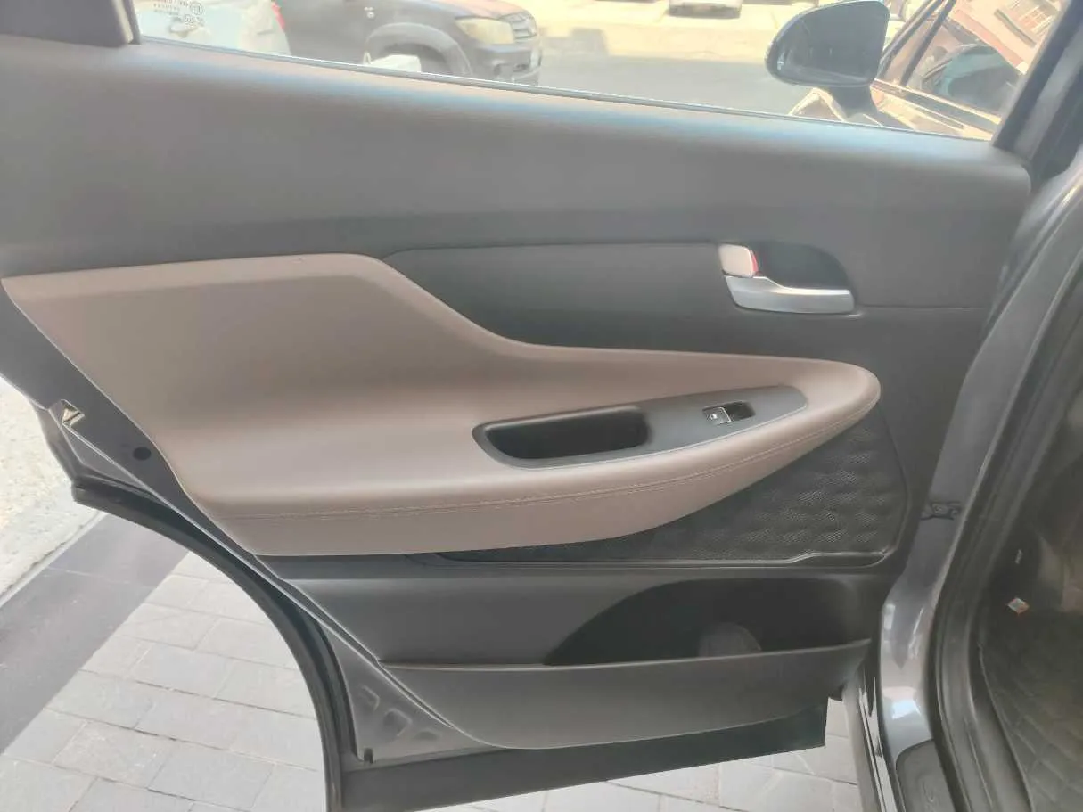 Car image 17