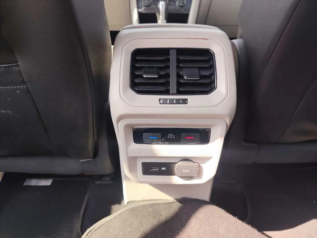 Car image 30