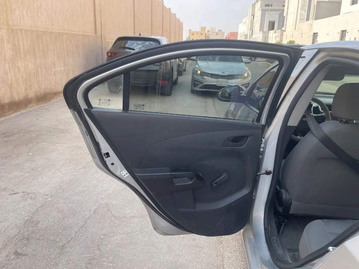 Car image 14