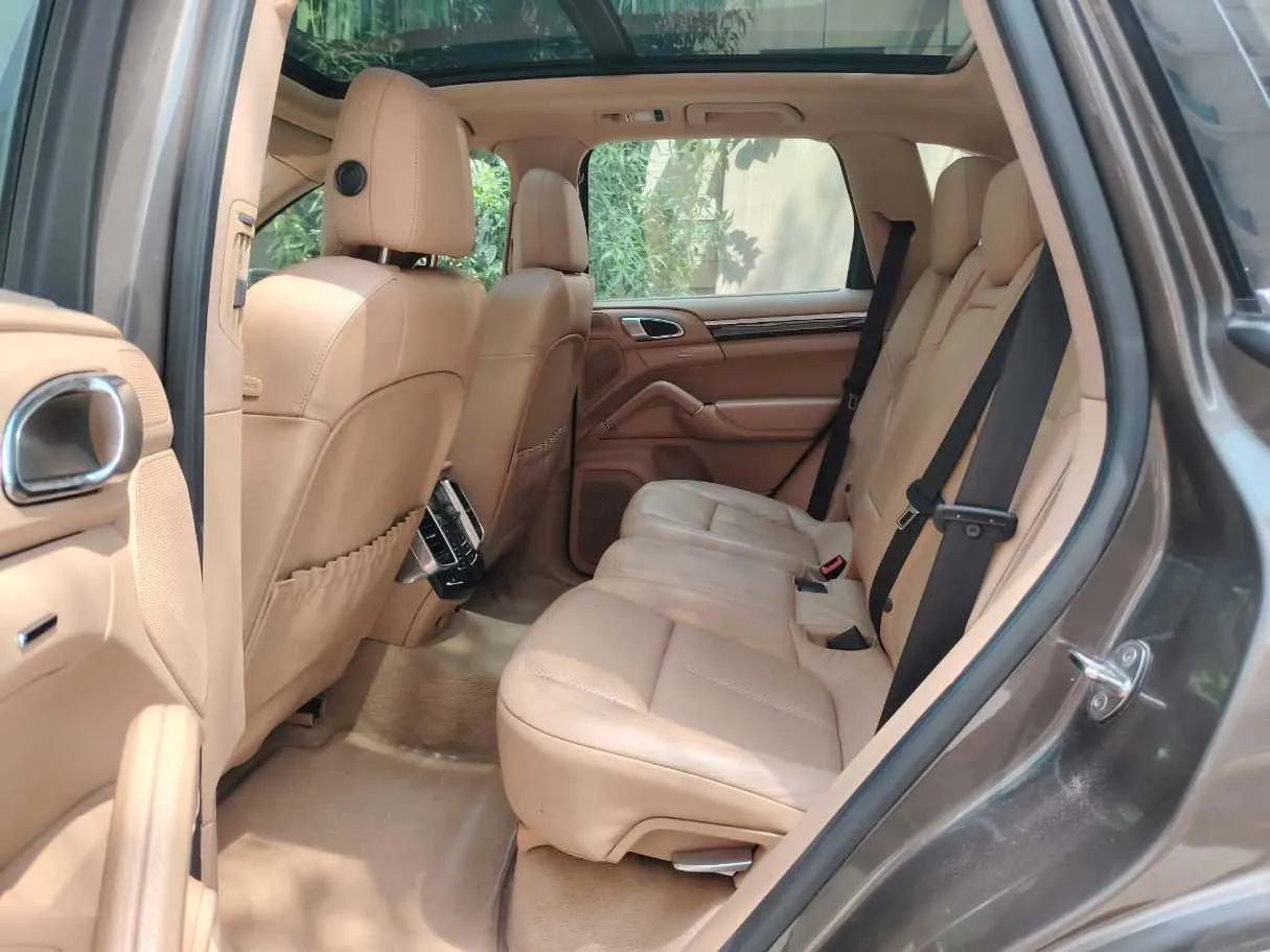 Car image 17