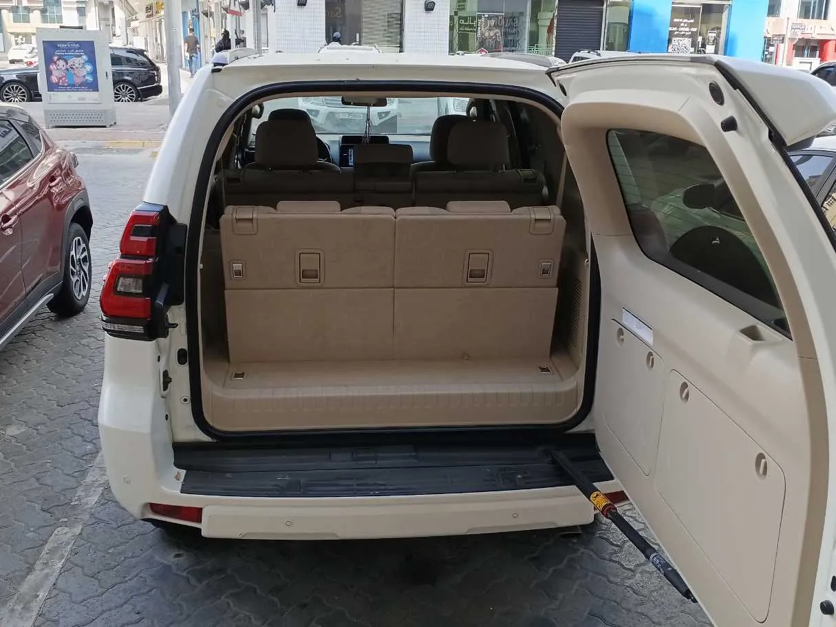 Car image 18