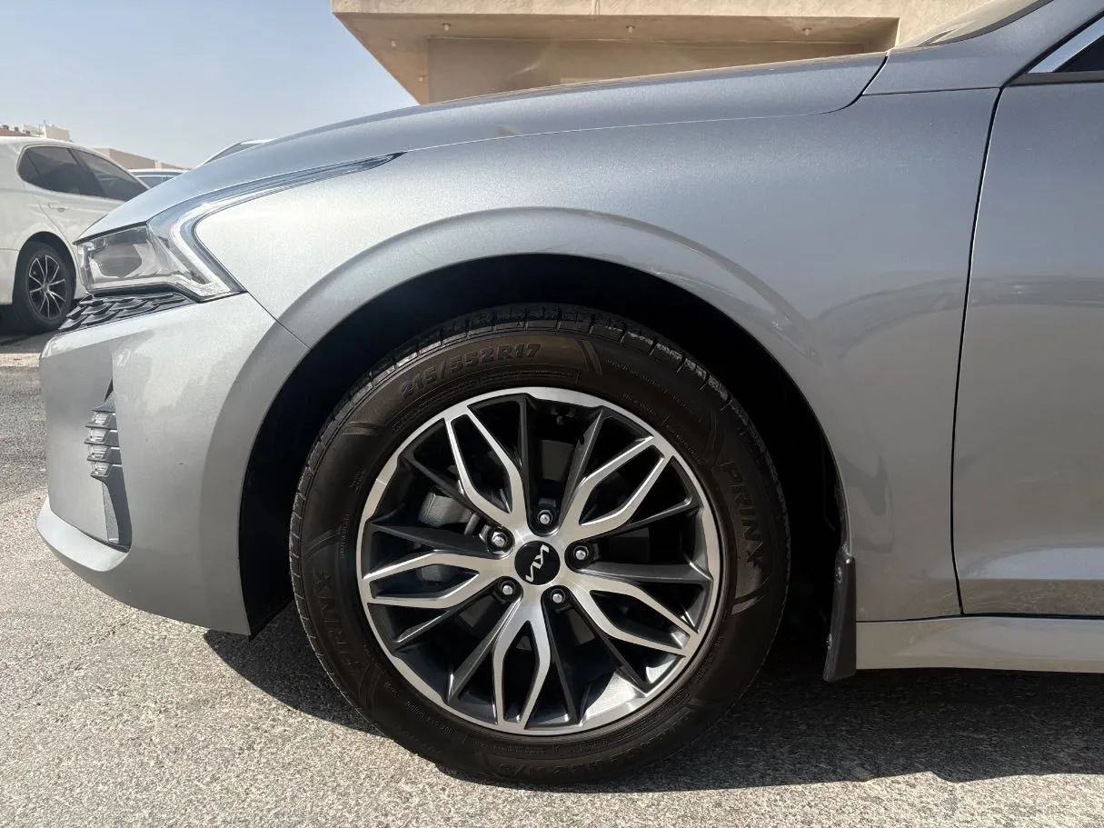 Car image 9
