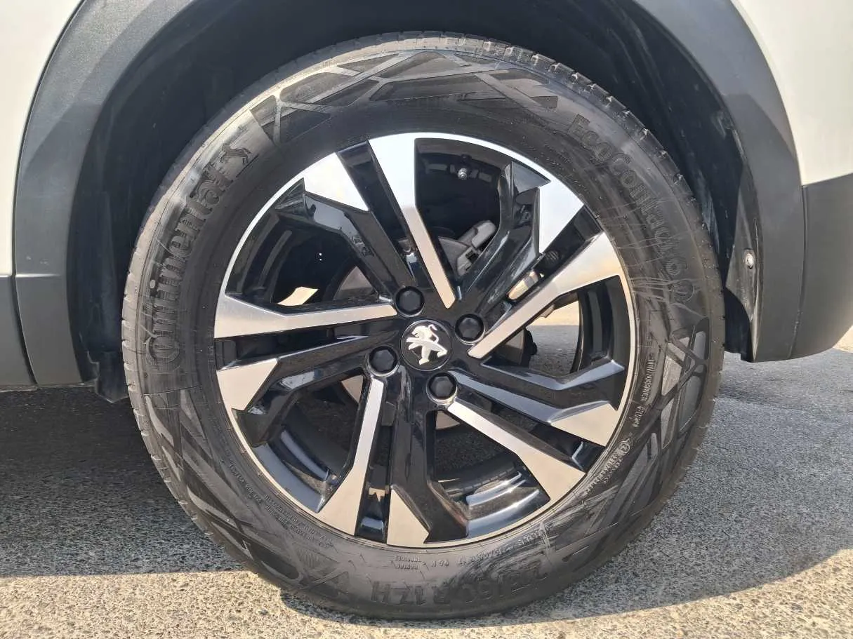 Car image 9