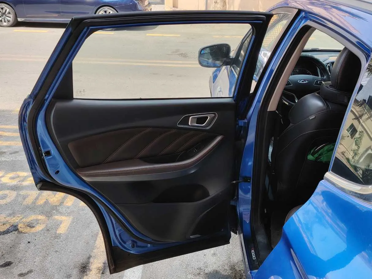 Car image 14