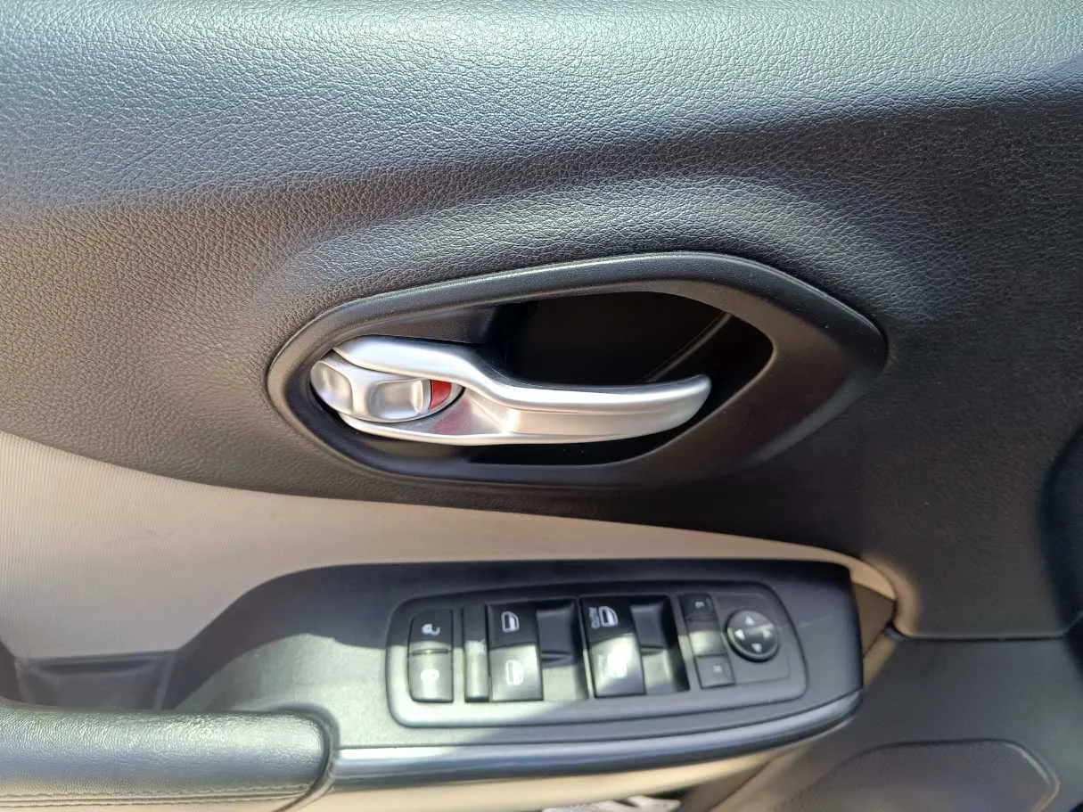 Car image 28