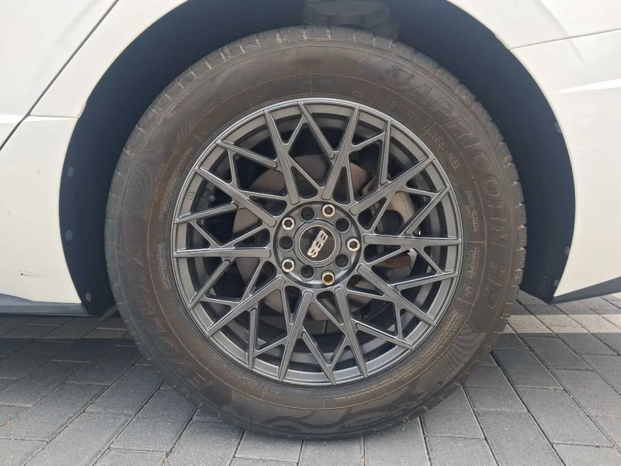 Car image 9