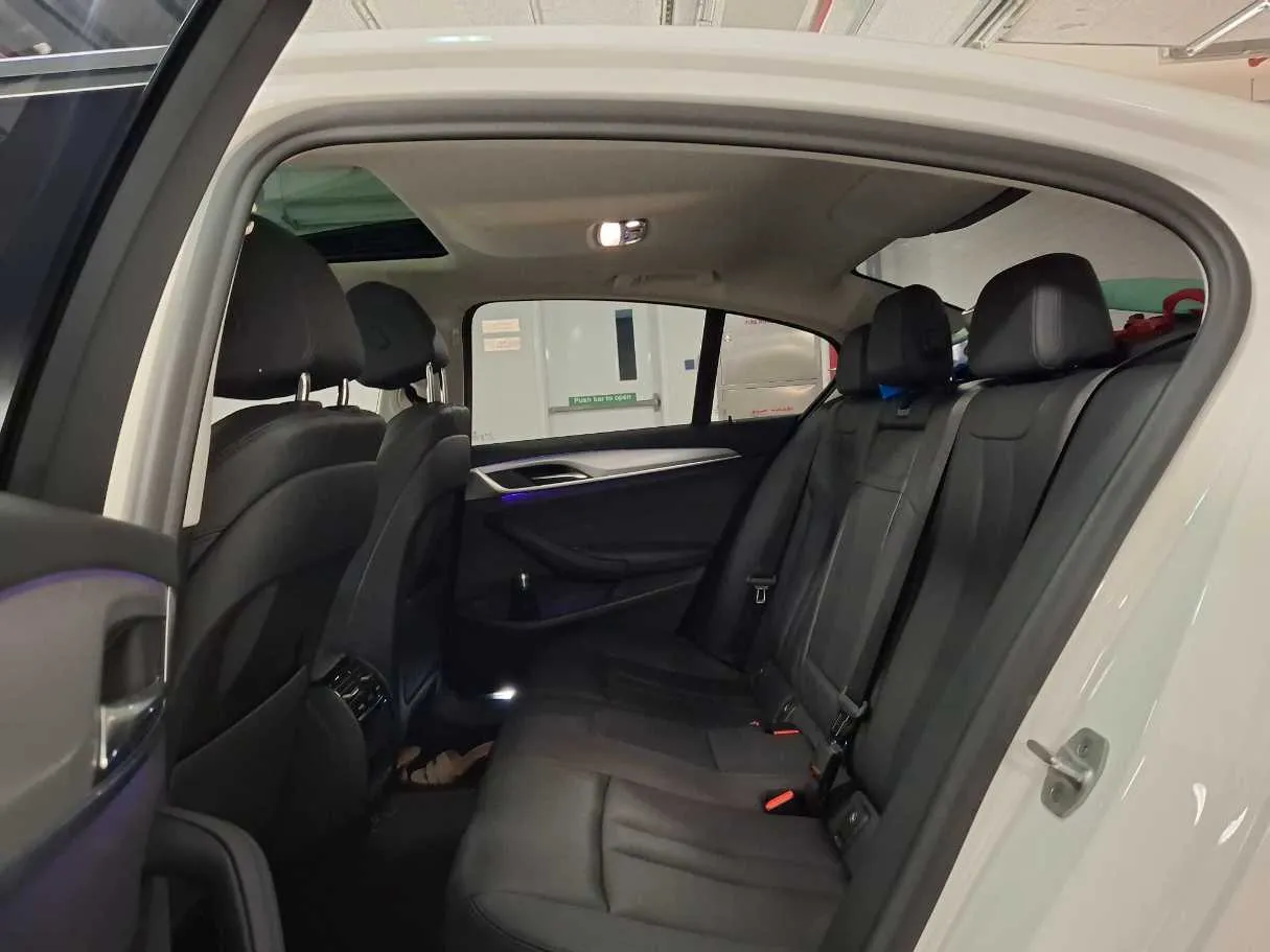 Car image 13