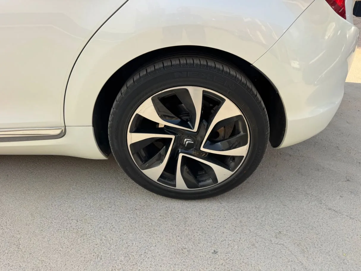 Car image 9