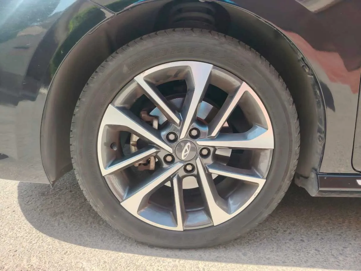 Car image 10