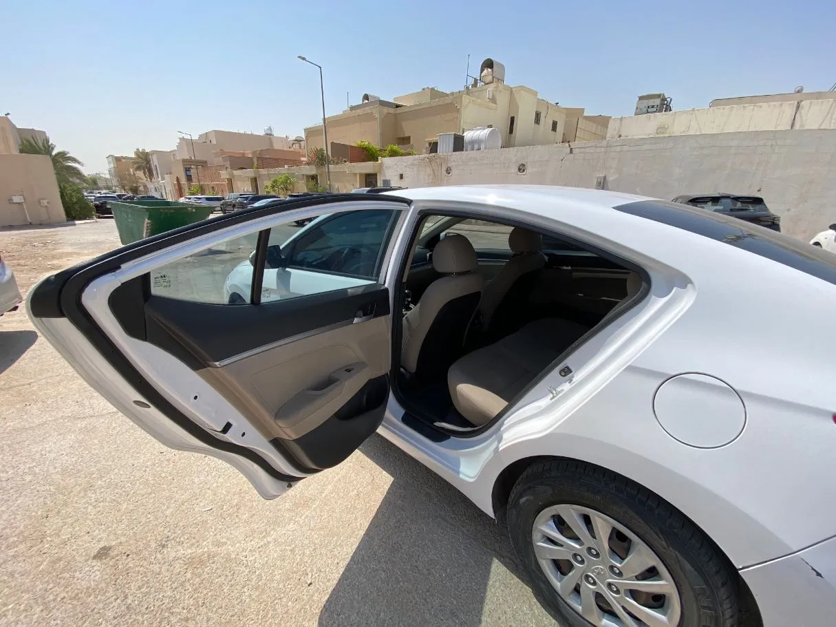 Car image 12