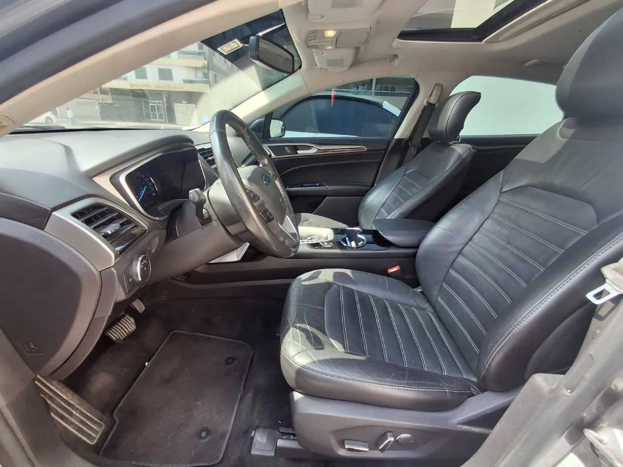 Car image 12