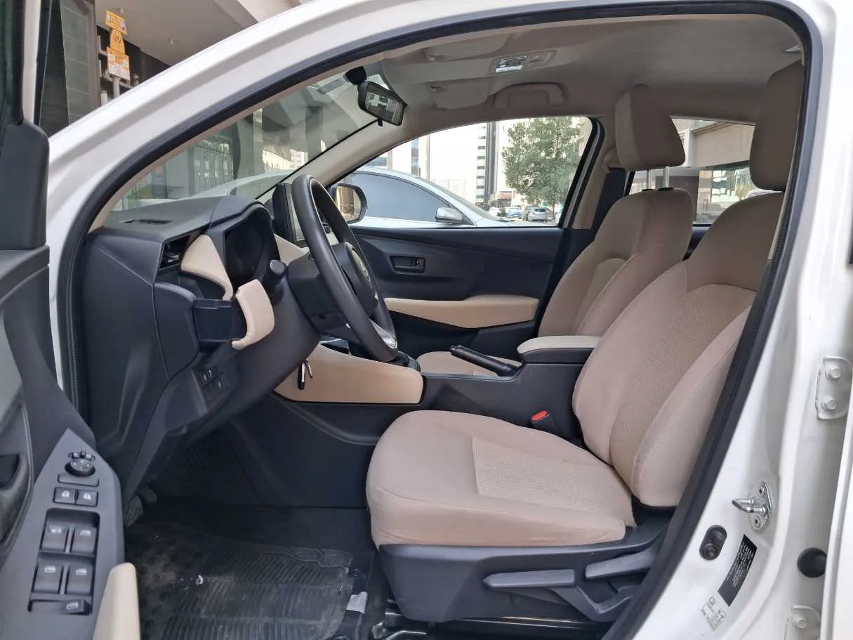 Car image 12