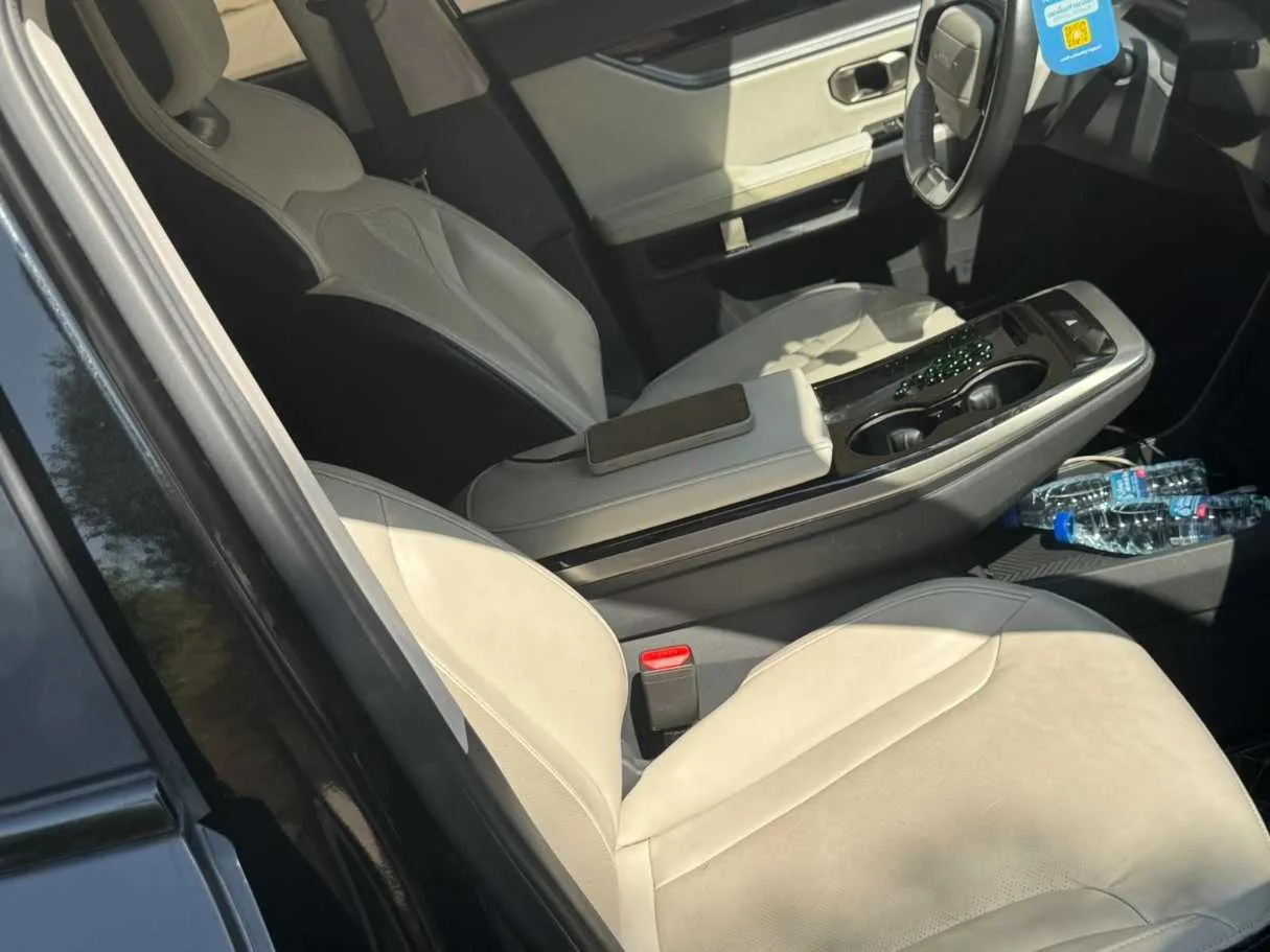 Car image 17