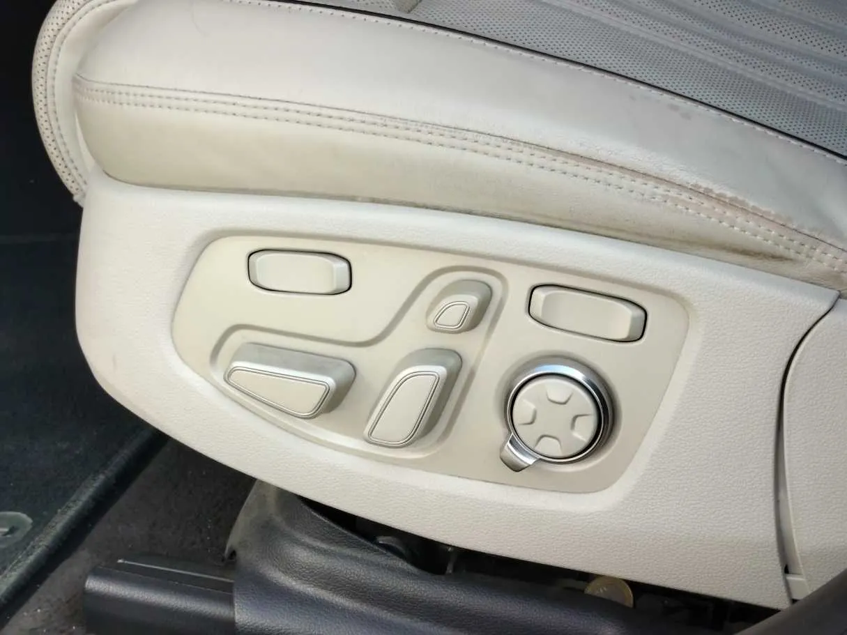 Car image 37