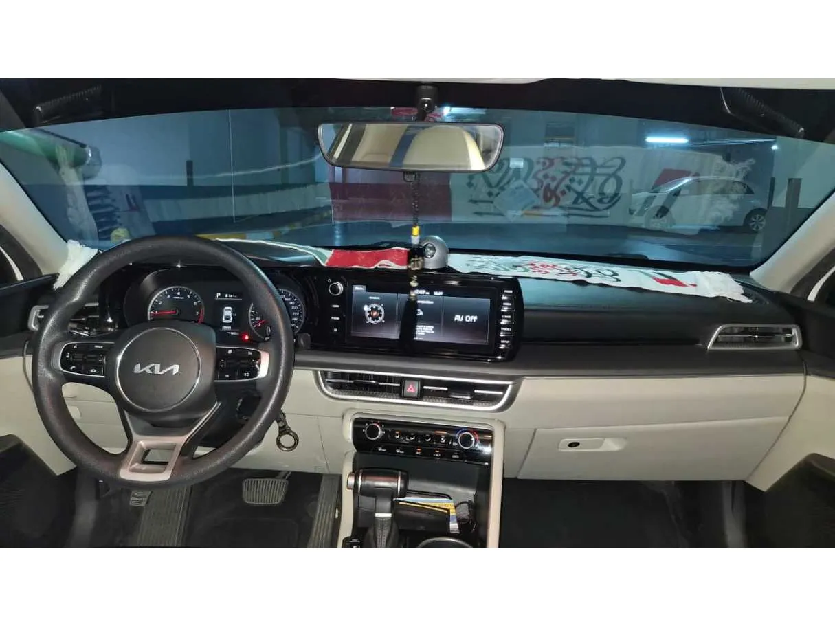 Car image 12
