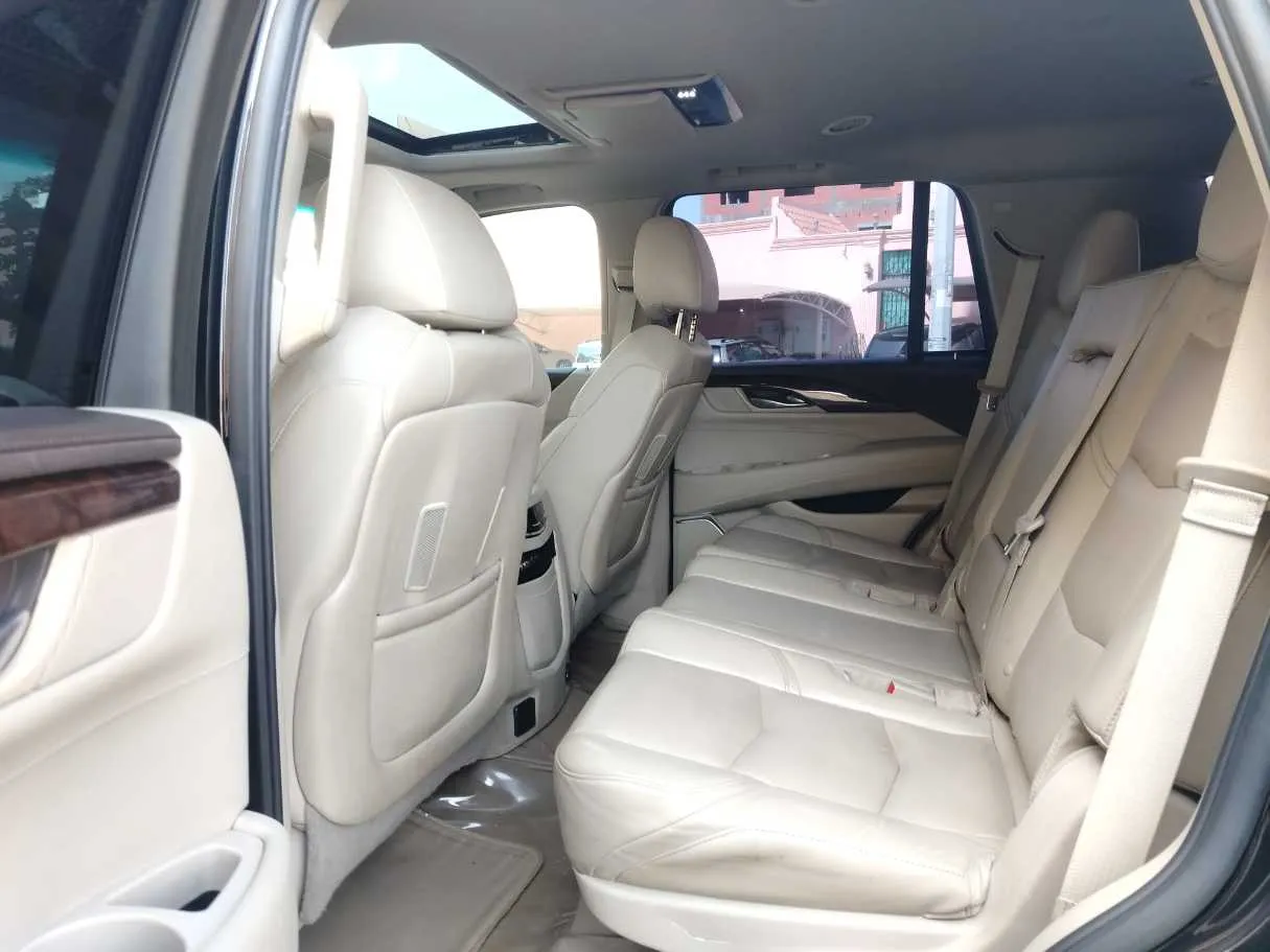 Car image 18