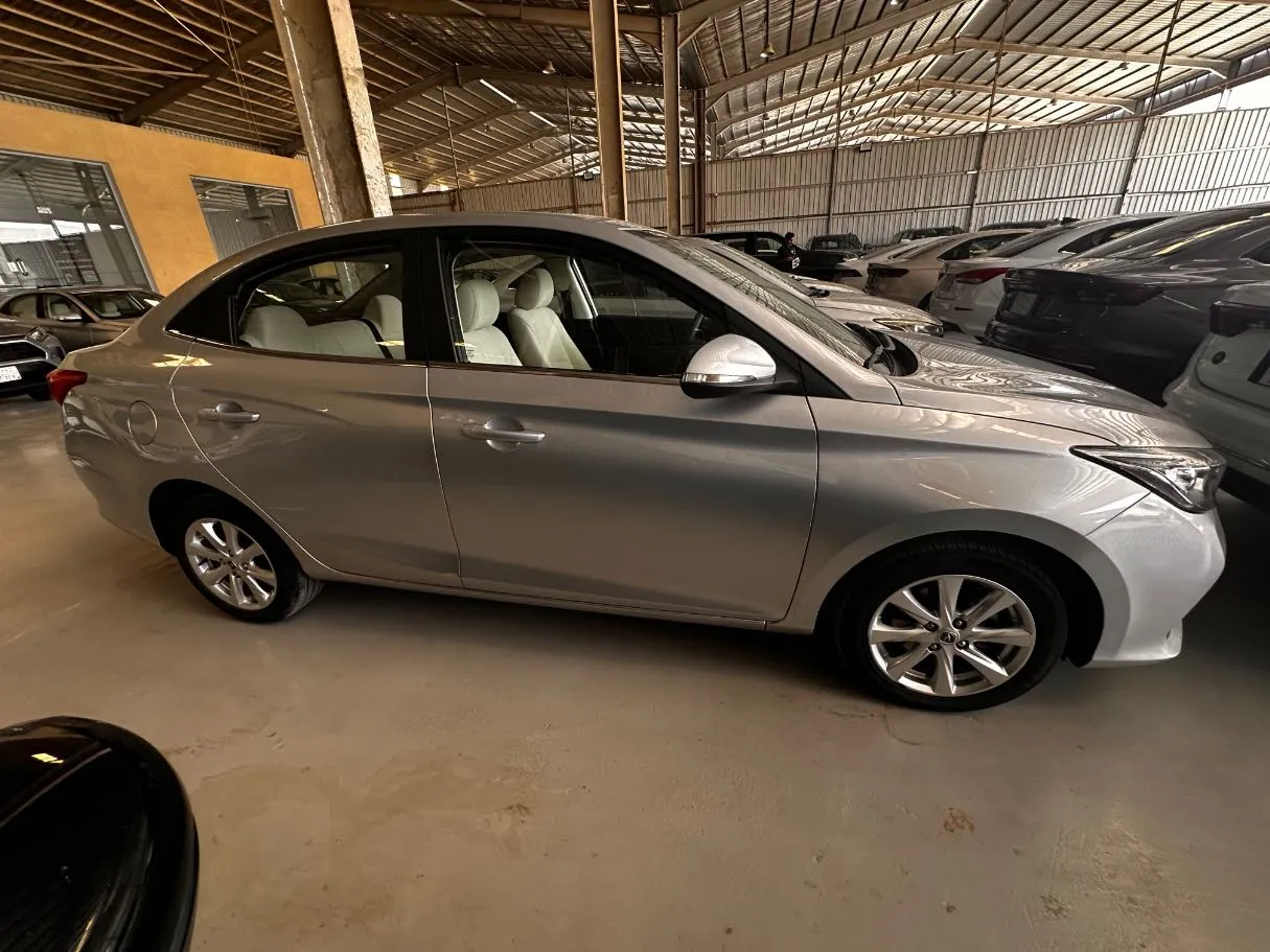 Car image 3