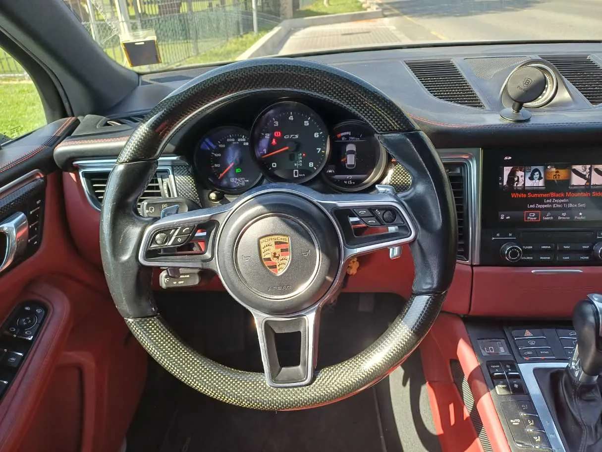 Car image 14