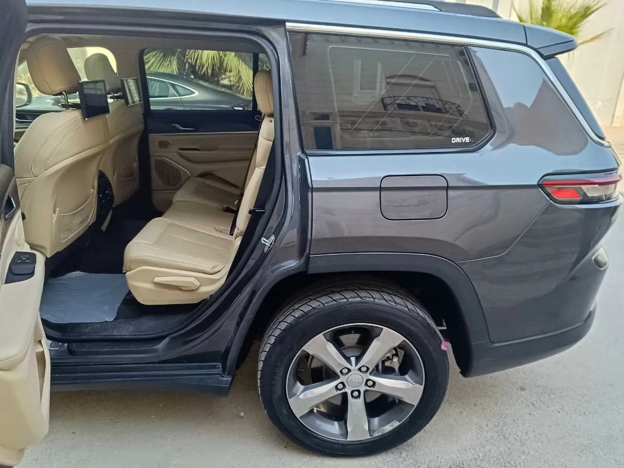 Car image 17