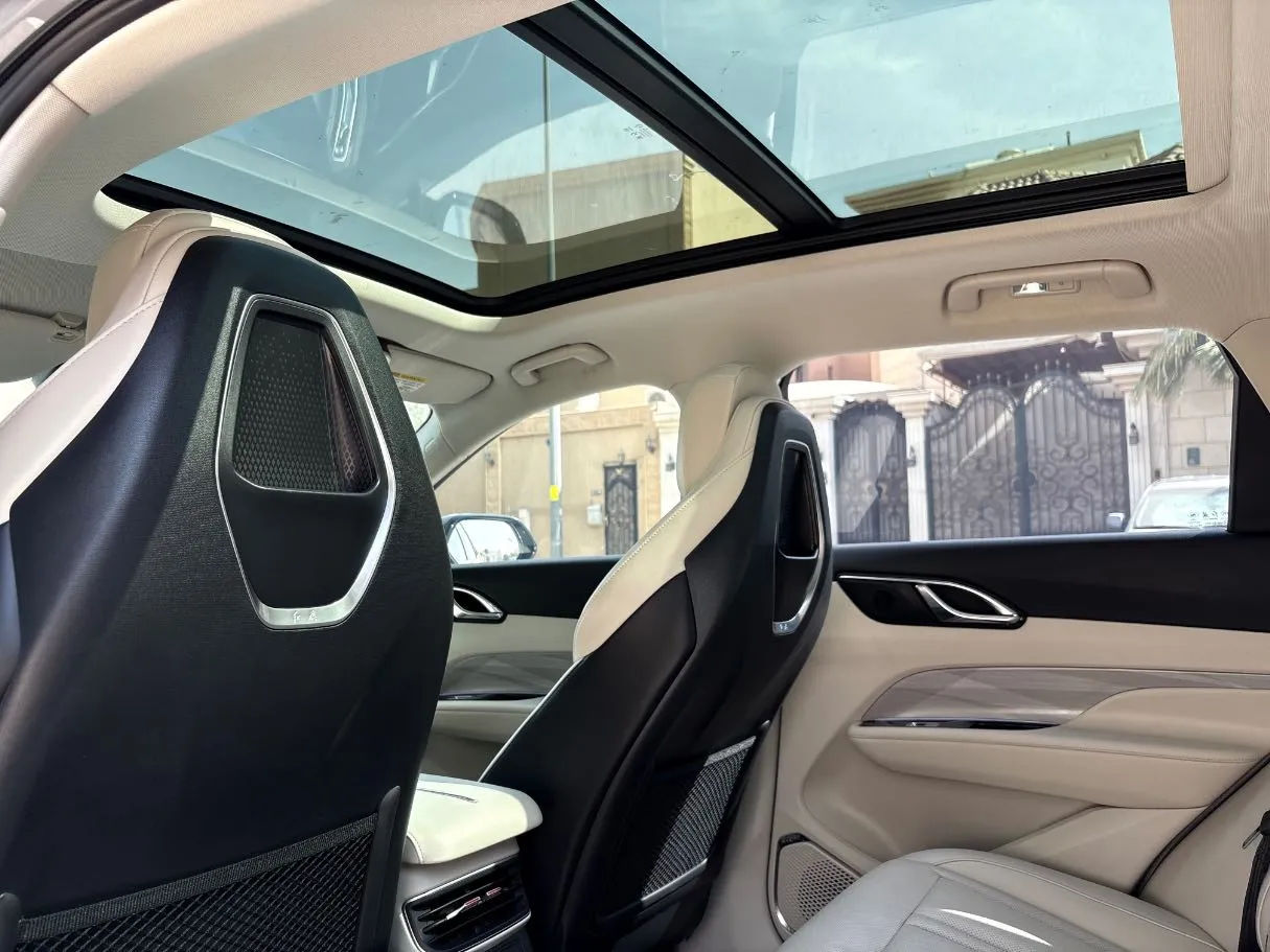 Car image 18
