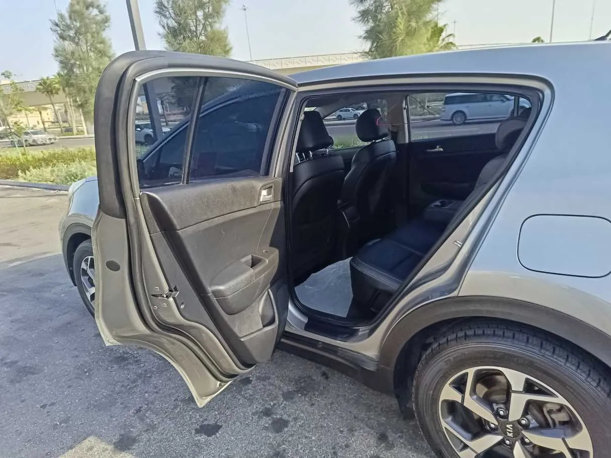 Car image 16