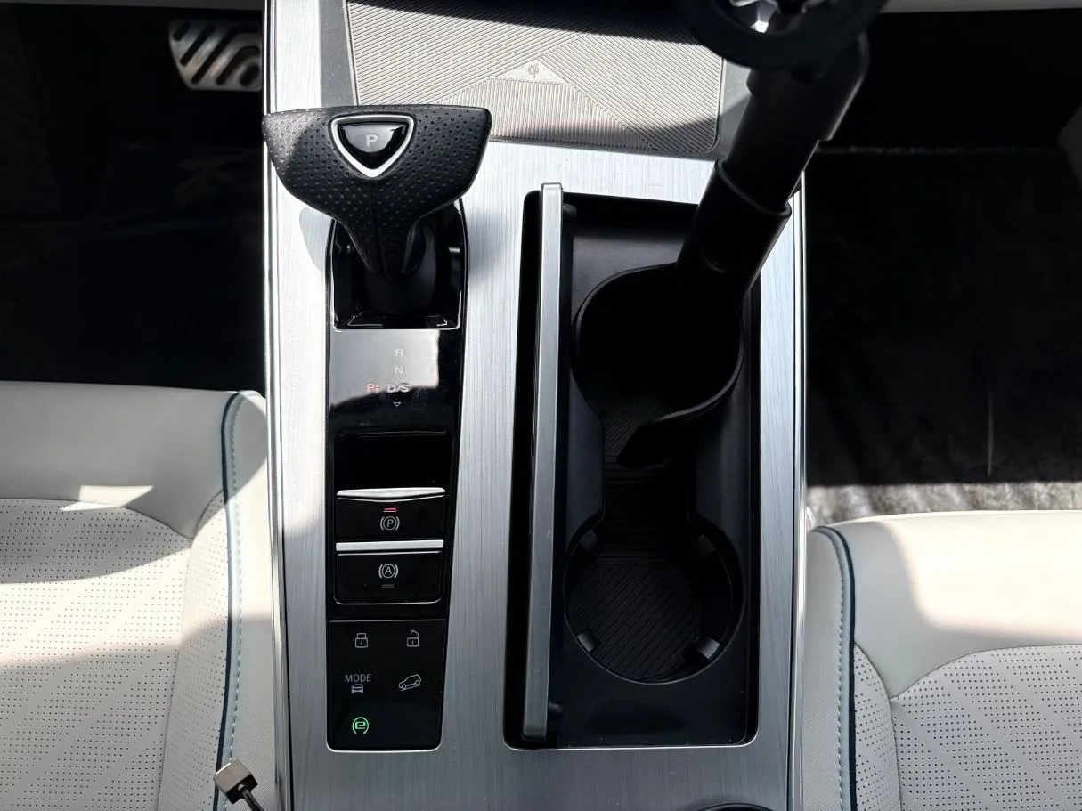 Car image 20
