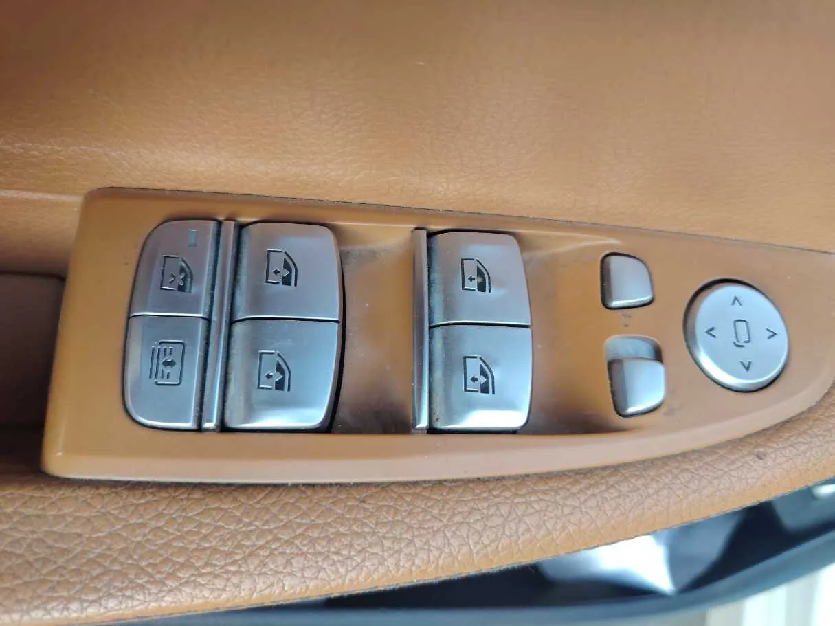 Car image 27
