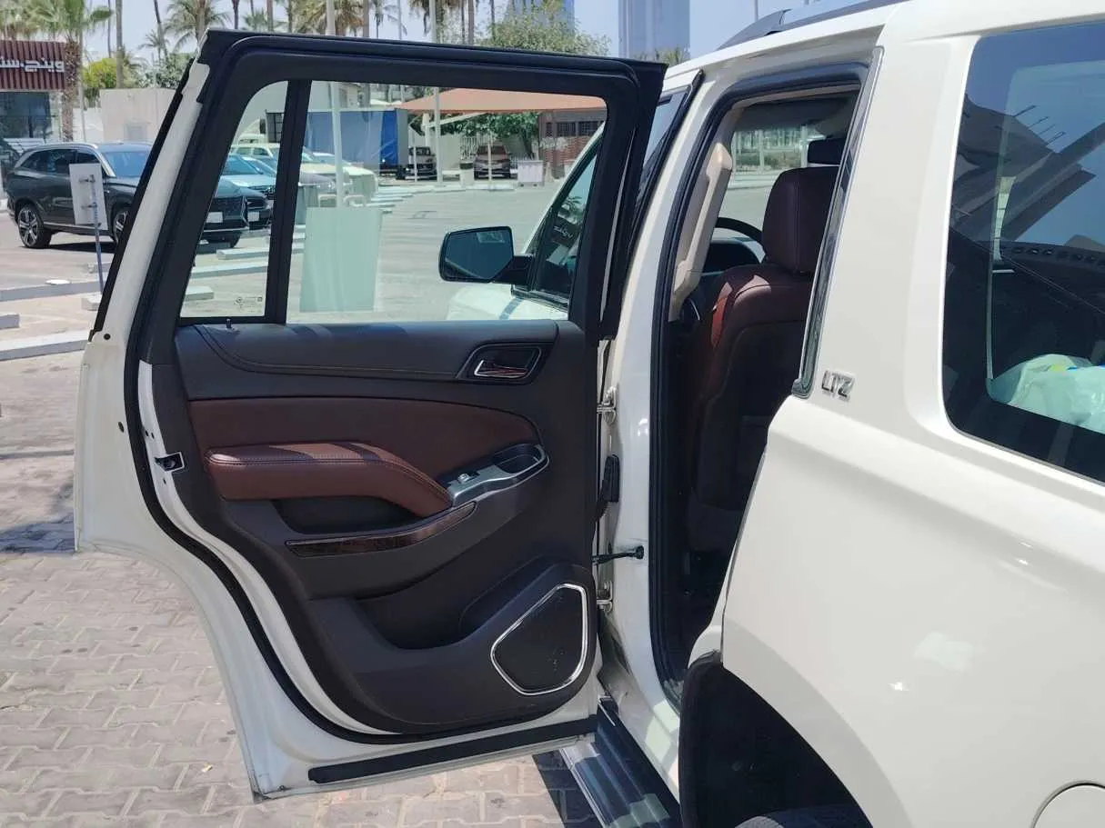 Car image 14