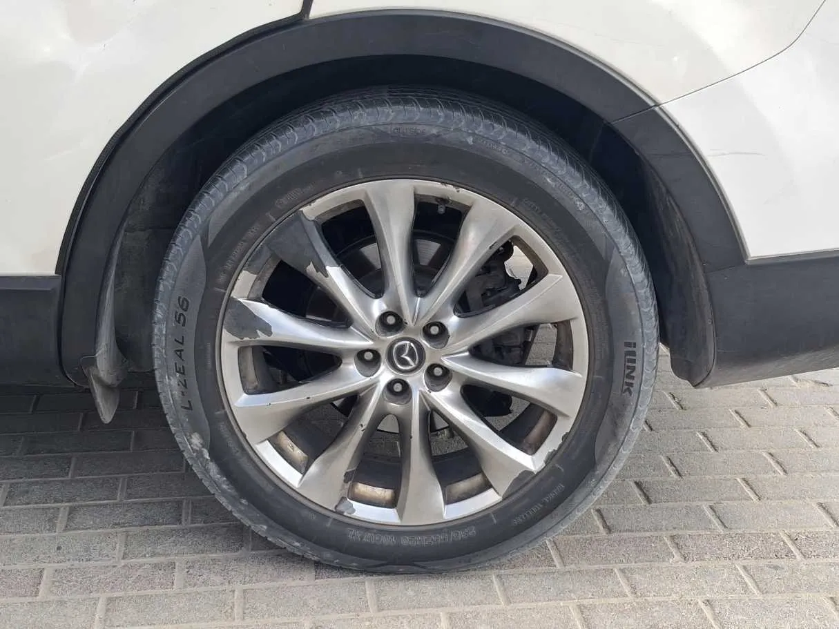 Car image 9