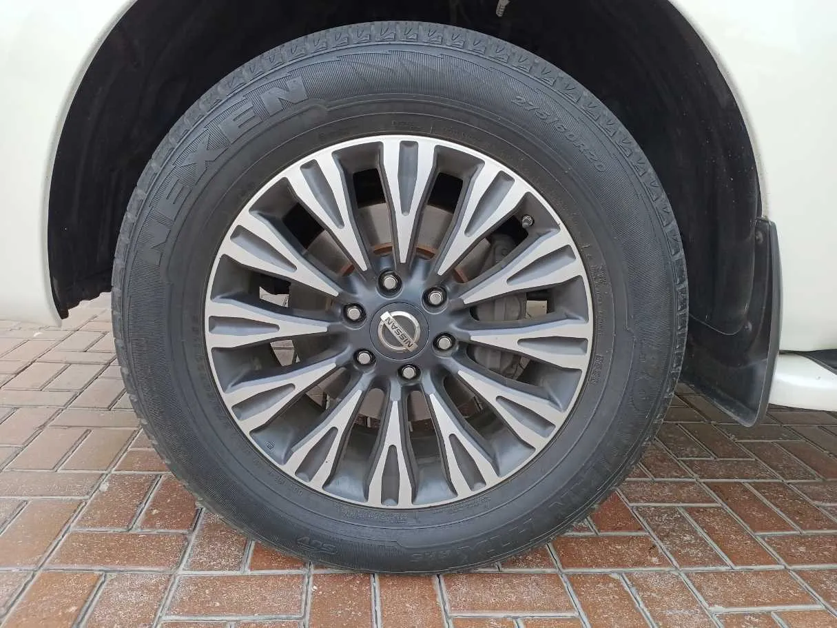 Car image 9