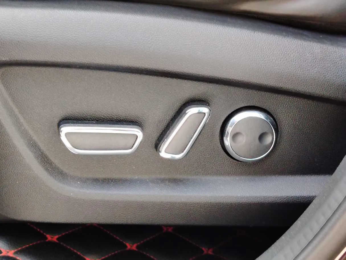Car image 28