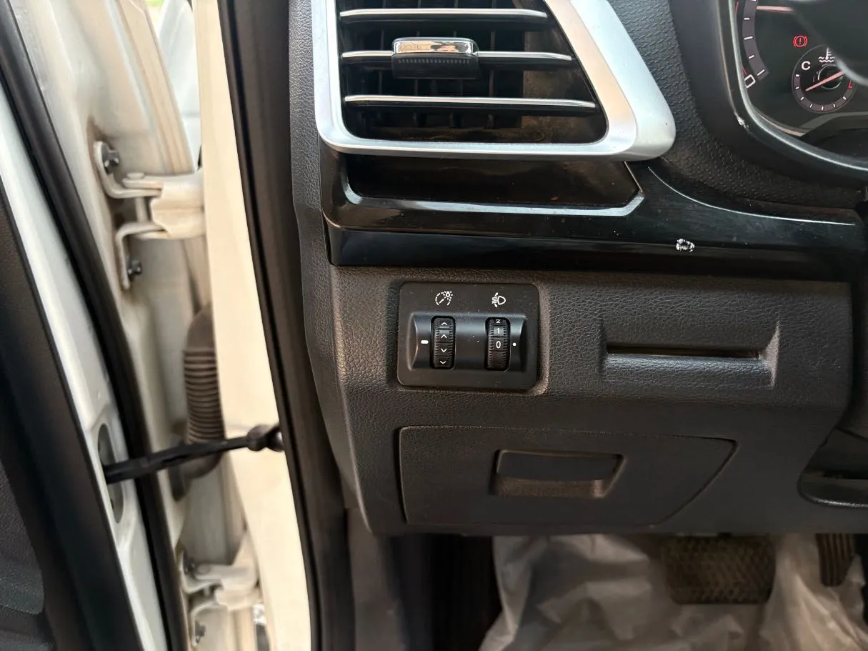 Car image 23