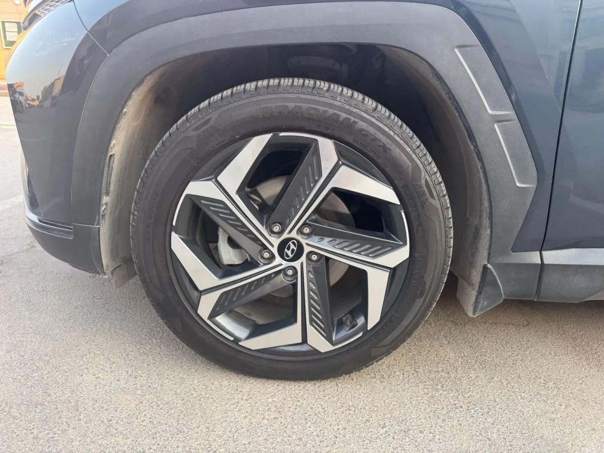 Car image 9