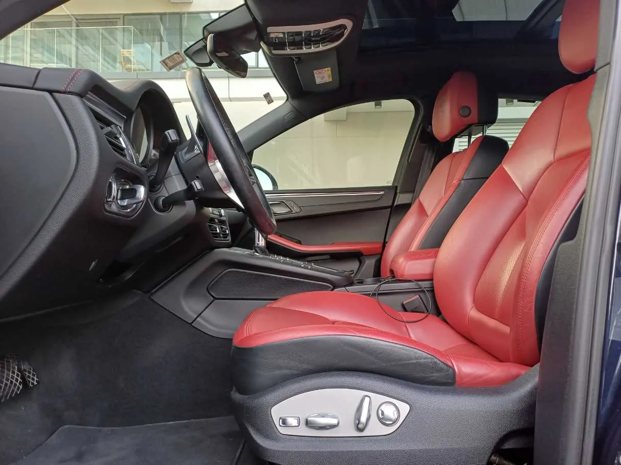 Car image 12