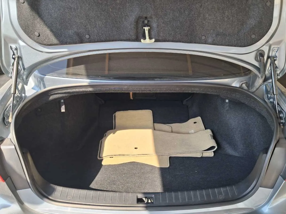 Car image 19