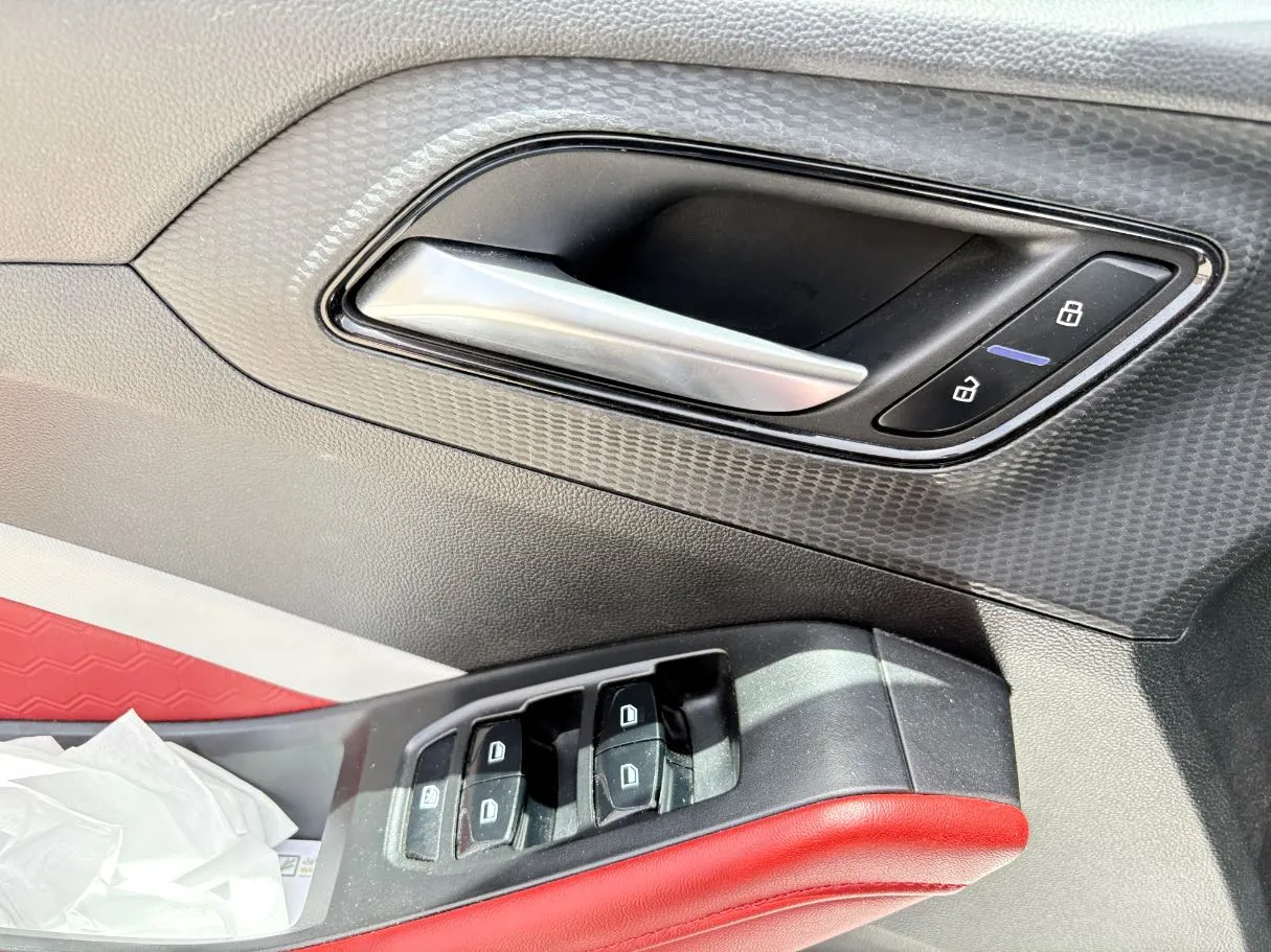 Car image 28