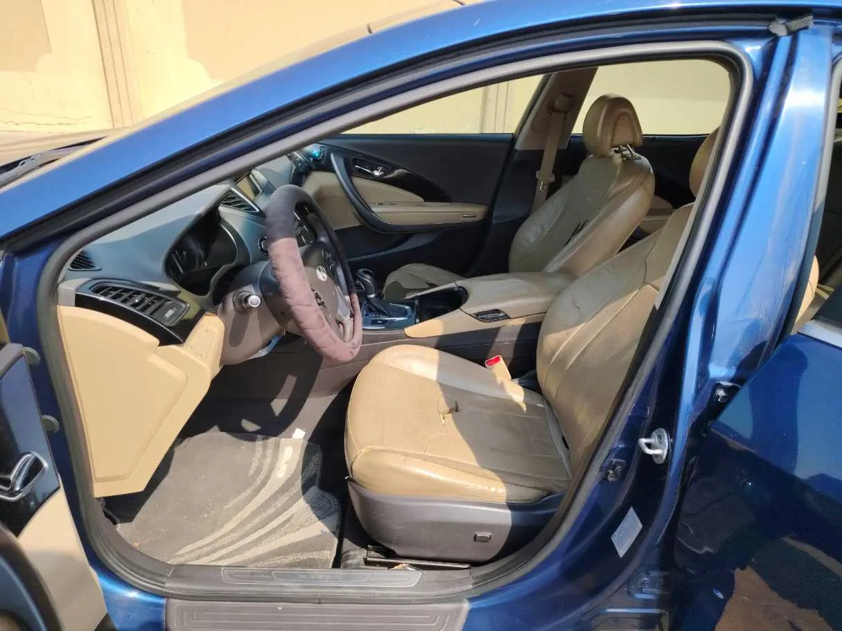 Car image 12