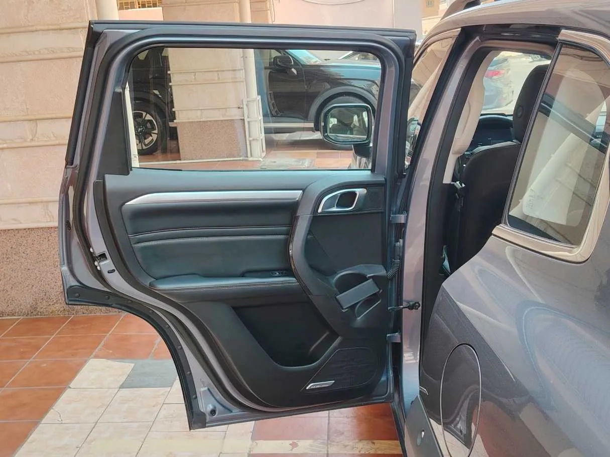 Car image 14