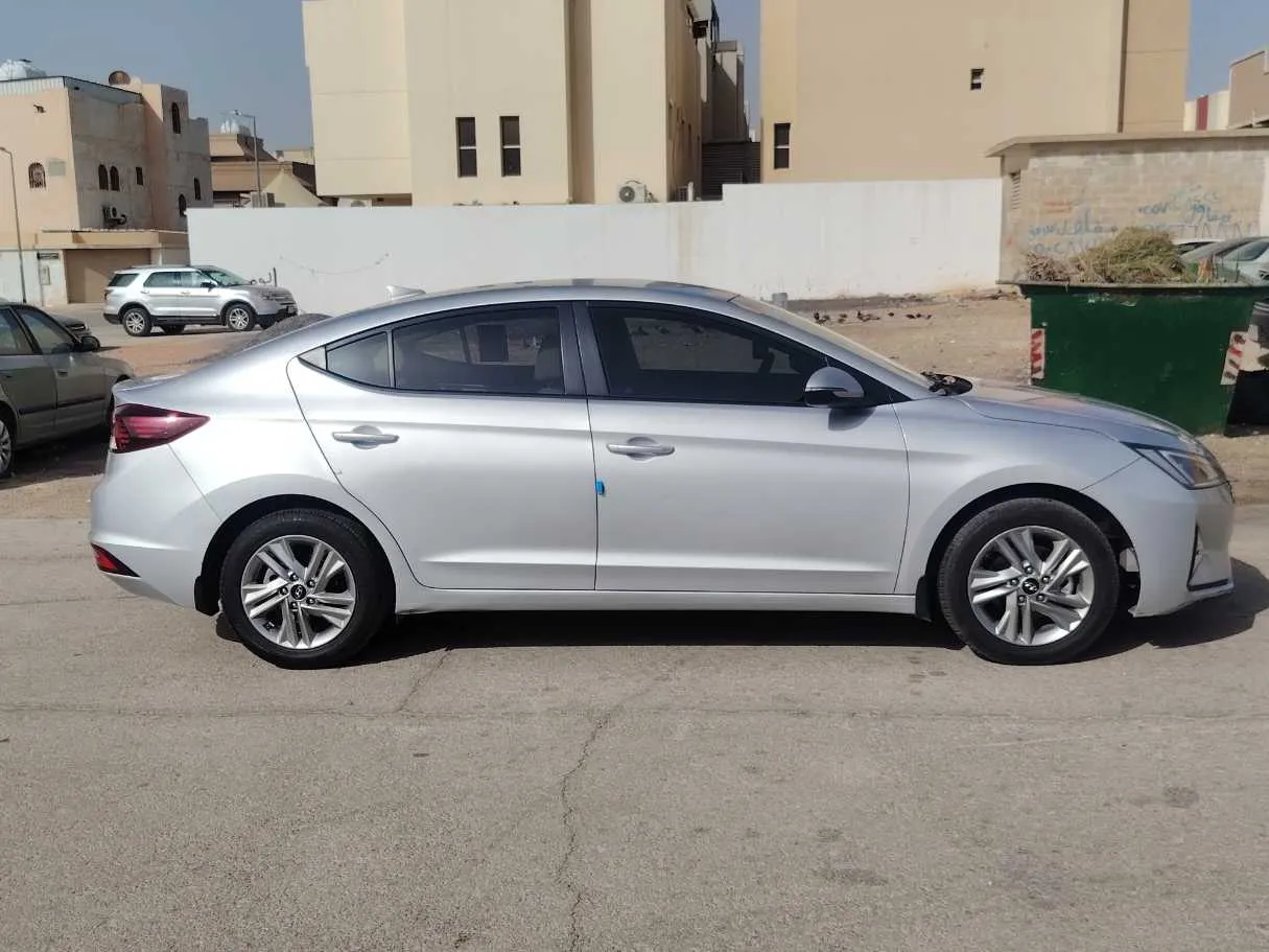 Car image 4