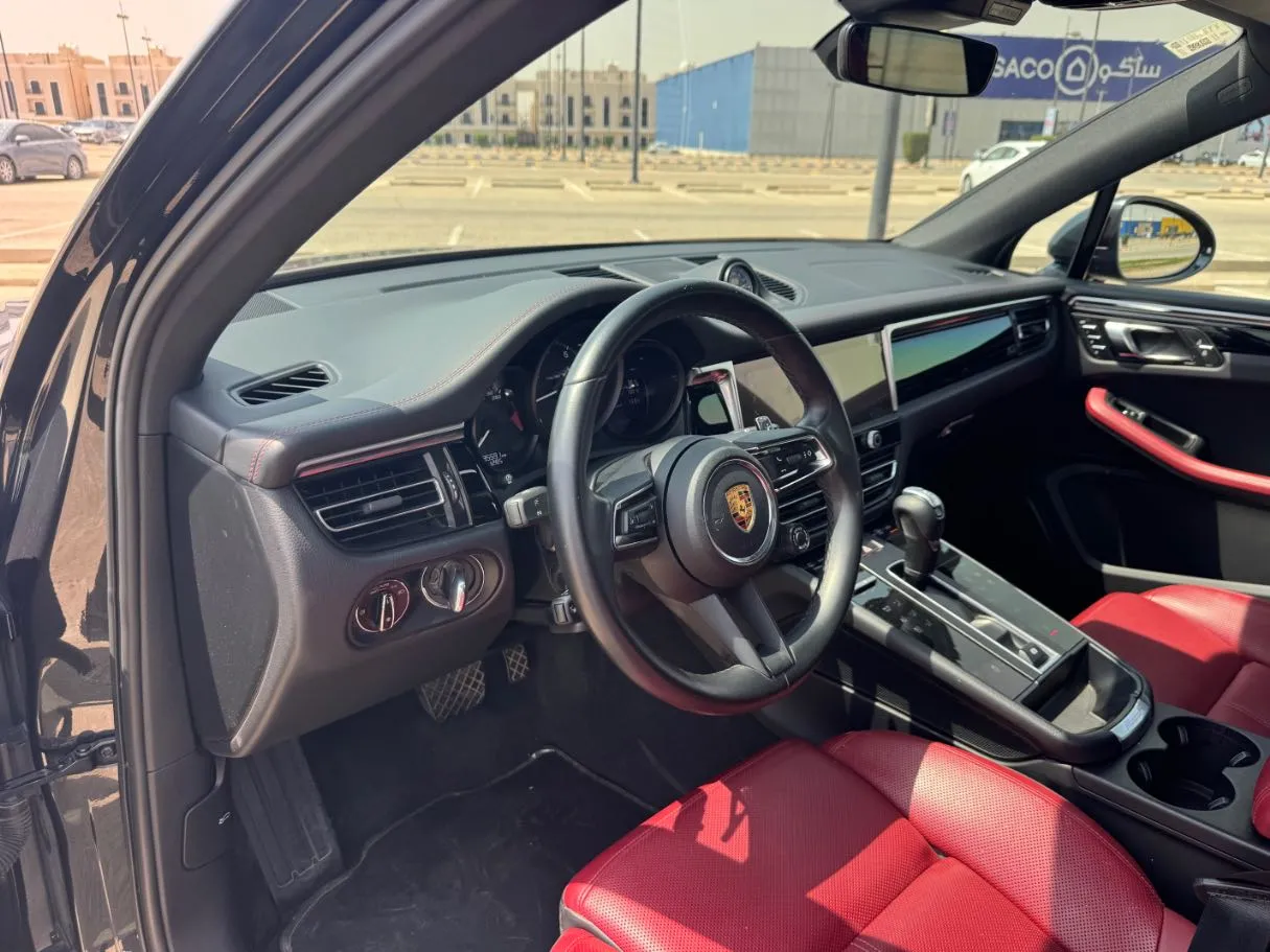 Car image 12