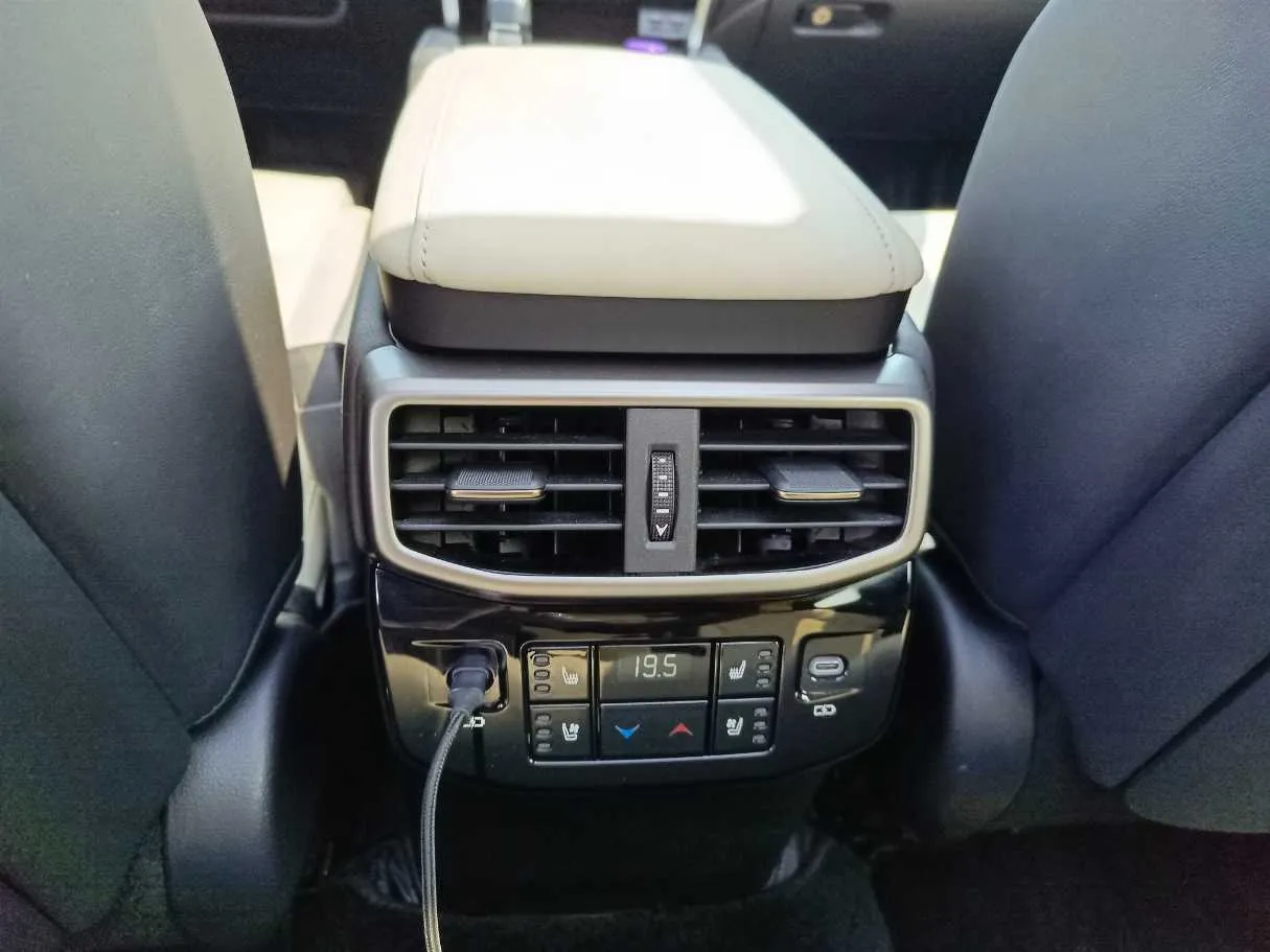 Car image 33