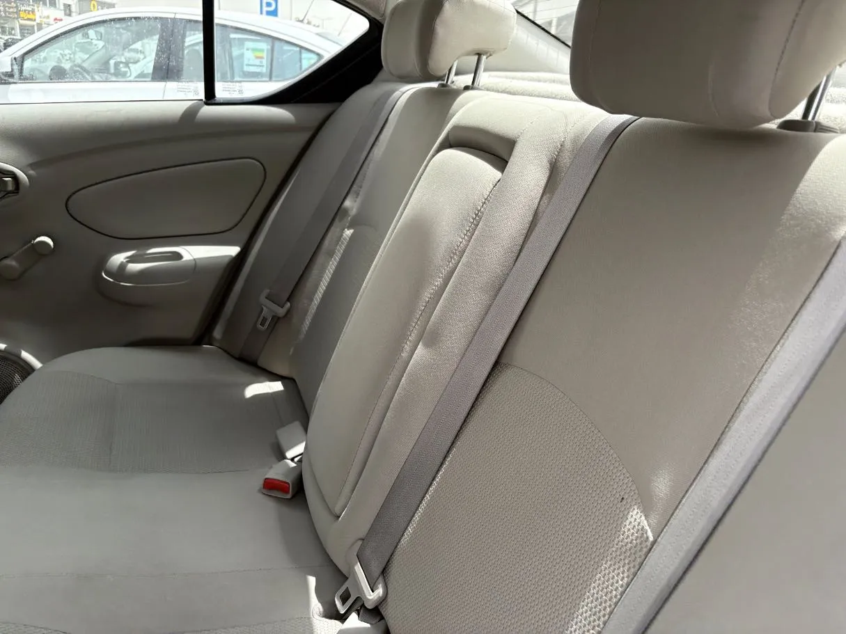Car image 17