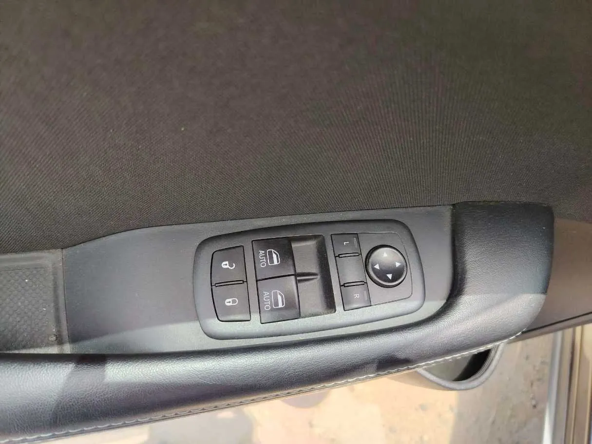 Car image 32